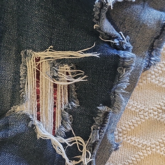 M Jeans distressed denim 💙 shorts,  size 6 - Picture 3 of 5